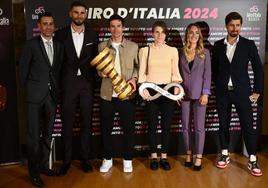 Vincenzo Nibali, Filippo Ganna, Primoz Roglic, Elisa Longo Borghini, Letizia Paternoster y Peter Sagan posan con los trofeso del Giro, en Trento.