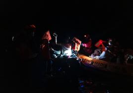 La tripulación del 'Aita Mari' se hace valer de dos zódiacs para repartir chalecos salvavidas entre los migrantes antes de embarcarlos.