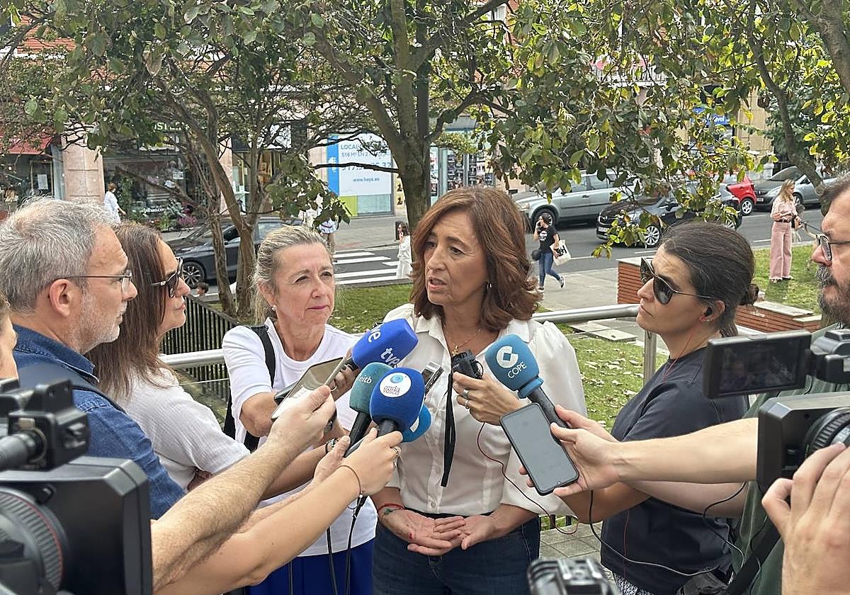 La consejera Olatz Garamendi atendiendo a los medios este viernes.