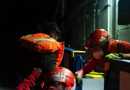Esta noche han rescatado a 69 personas en el Mediterráneo.