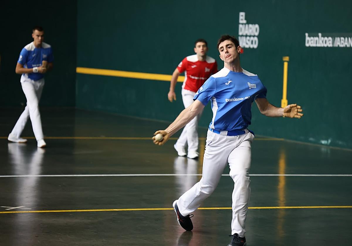 Ekhi Irribarria jugó de tú a tú a Beñat Senar, al fondo, ayer en Aizarnazabal.