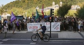 Protesta del personal docente e investigador este miércoles en Donostia.