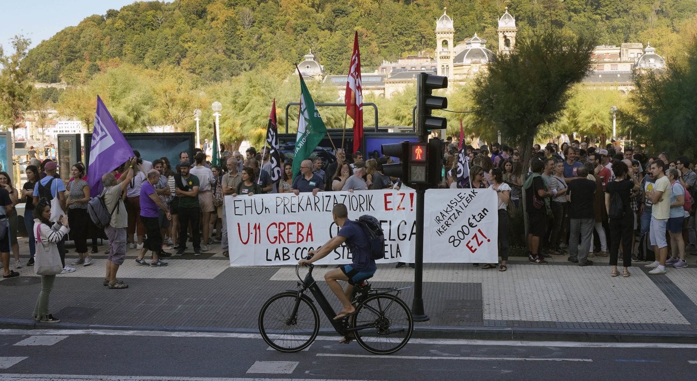 Protesta del personal docente e investigador este miércoles en Donostia.
