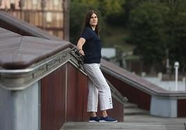 Miren Gorrotxategi en la pasarela Pedro Arrupe en Bilbao.