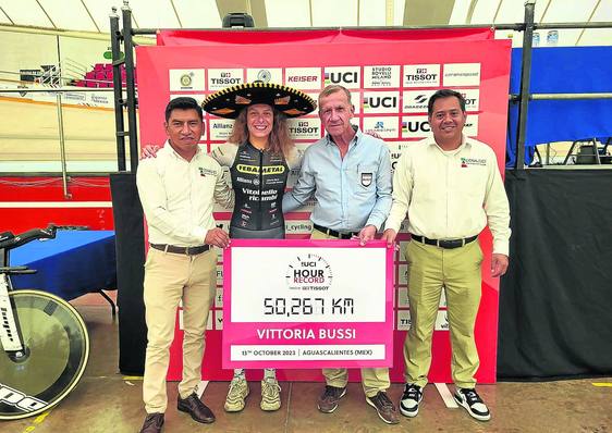 La italiana Vittoria Bussi, tocada con sombrero mexicano en el velódromo de Aguascalientes, muestra el certificado de su marca.