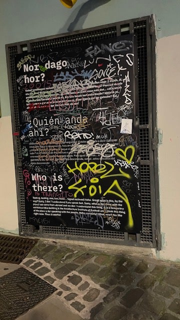 El lector Pedro Vascole manda este texto y fotografía. Y dice: «¿Quién anda ahí? En la entrada al paseo de los Curas de Urgull desde la Parte Vieja está este panel 'informativo', que al igual que el resto de paneles situados en el monte Urgull están totalmente llenos de grafitis».