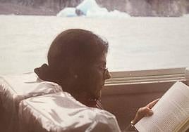 Teresa Uriarte, entregada a la lectura de un libro fentre al glaciar Perito Moreno, durante un viaje a la región de la Pagatonia.