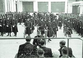 Siglo XX: Municipales en el patio de la Inspección.