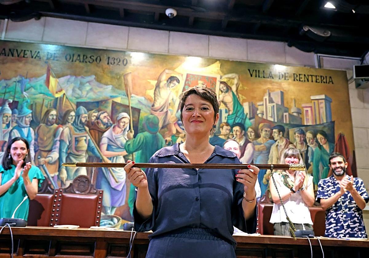 Aizpea Otaegi, con el bastón de mando, fue reelegida alcaldesa de Errenteria el pasado 17 de junio.