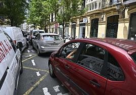 Varios vehículos atrapados en un atasco en una céntrica calle de San Sebastián.