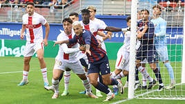 Stoichkov y Quique González a la salida de un córner ante el Huesca.