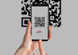 Un teléfono móvil con el cóigo QR.
