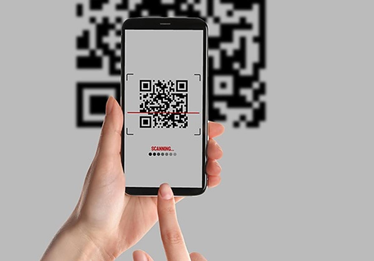 Un teléfono móvil con el cóigo QR.