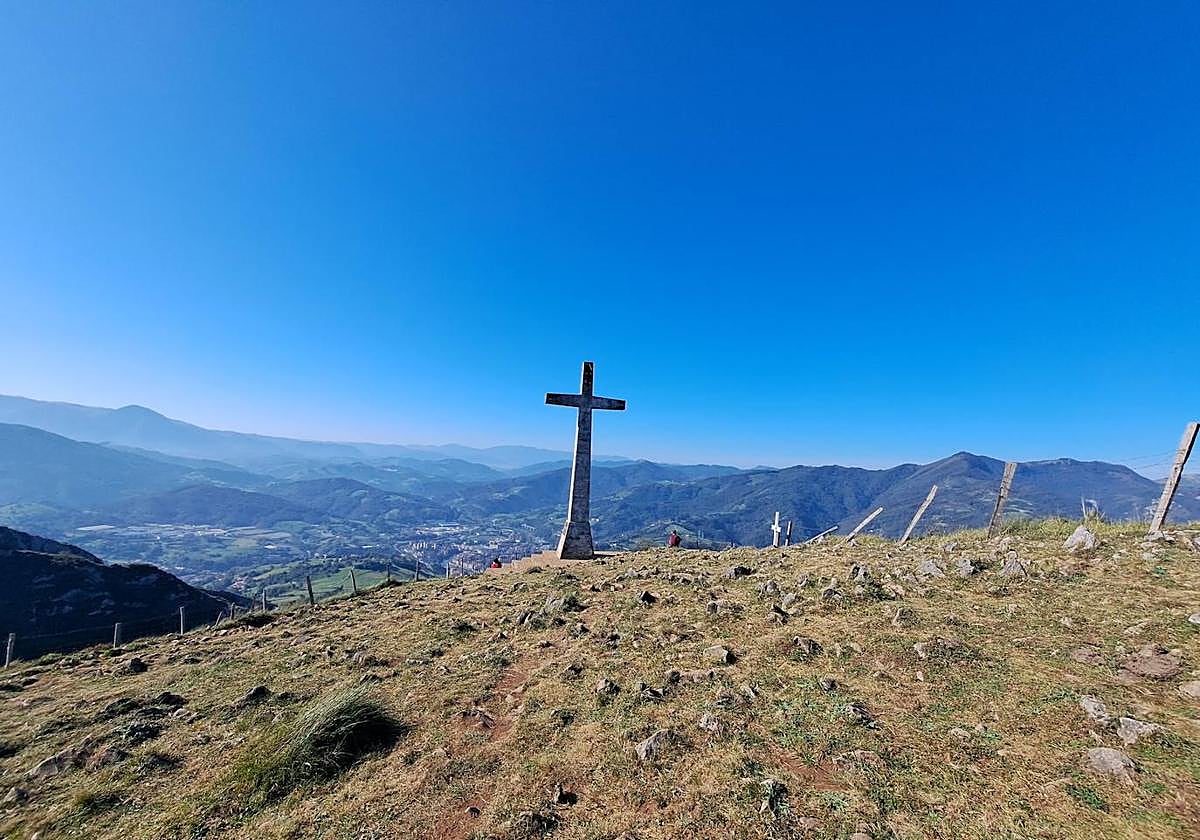 Desde la cruz de Uzturre las vistas son impresionantes.