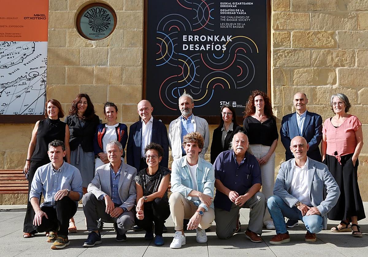 Foto de familia de las instituciones comprometidas con 'Erronkak / Desafíos'.