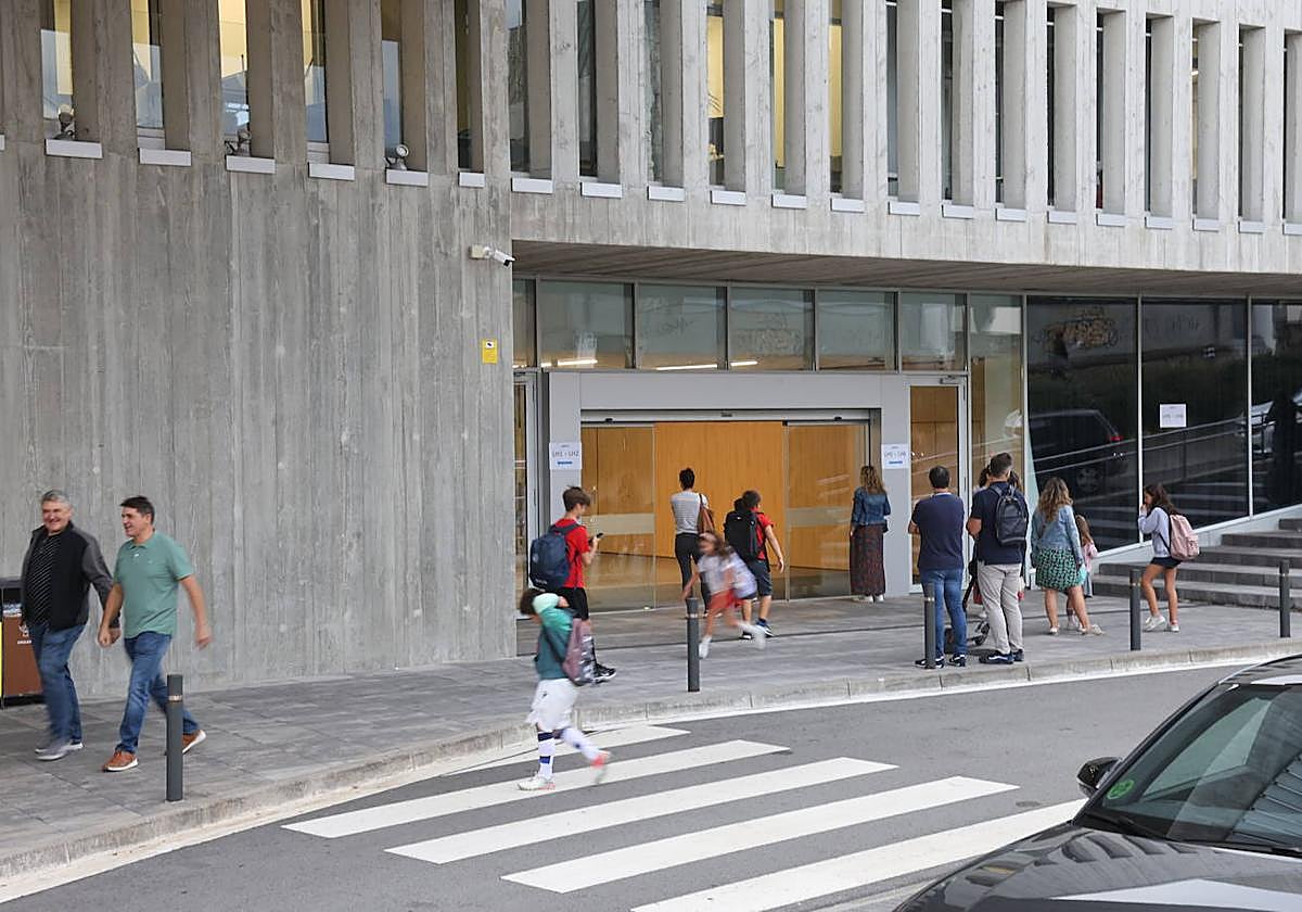Alumnos acompañados por sus padres llegado este martes al centro Aldapeta Maria Ikastetxea de Donostia.