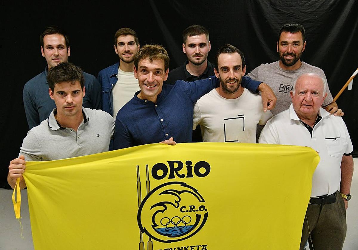 Jon Olasagasti abraza a Andoni Campos junto a su directiva en Arraunetxea.