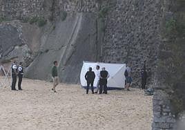 Personal del Instituto de Medicina Legal y de la Guardia Municipal, en la zona de Ondarreta donde apareció el cuerpo.