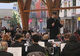 La Errenteriako Musika Banda, durante una de sus actuaciones en el presente 2023. El domingo estarán en el patio de Gamón (Galtzaraborda).