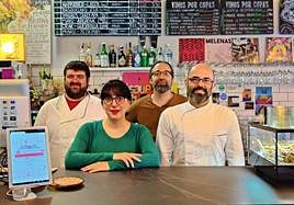 El equipo de El Retro, listo para hacer gozar a sus comensales.