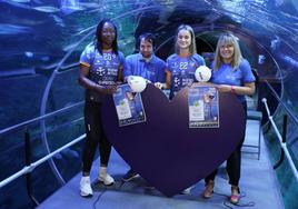 Las jugadoras del Bera Bera Lyndie Tchaptchet y June Loidi acompañadas por Alfonso Cid de Bihotz Urdina y , Esther Irigaray, gerente Aquarium.