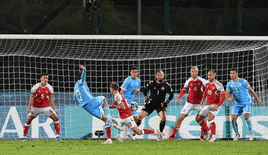 Alegría desbordante en San Marino tras el gol de Alessandro Golinucci ante Dinamarca.