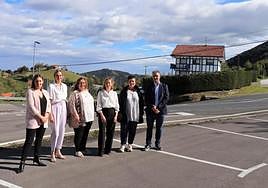 La diputada general de Gipuzkoa, Eider Mendoza, junto a la alcaldesa de Deba, Alazne Txurruka en la zona de la curva de Itziar que se remodelará en 2024.