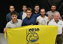 Jon Olasagasti abraza a Andoni Campos junto a su directiva en Arraunetxea.