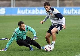 Zakharyan intenta regatear a Remiro en el entrenamiento del martes en Zubieta.