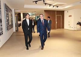 Apeeribay, junto a Keisuke Yasuda este jueves en las instalaciones de Anoeta