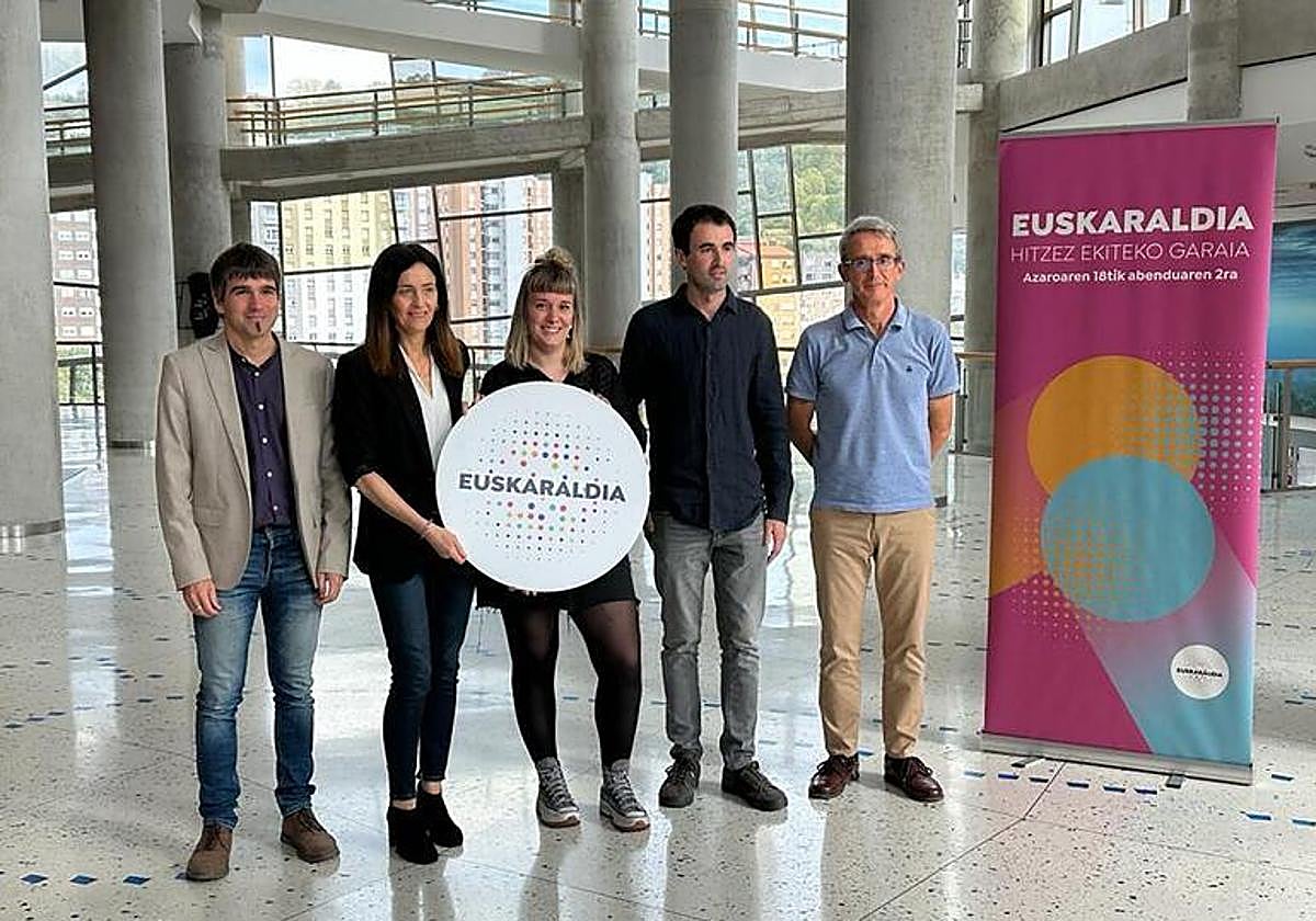 Euskaraldiko koordinazio mahaiko kideak, ostegun honetan, Bilboko Euskalduna Jauregian.