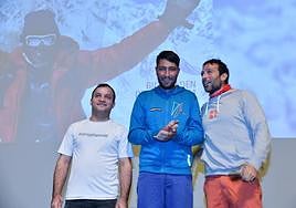 Ghulam Murtaza, con los dedos de sus manos ya operados, flanqueado por Mohamed Ishaq (izda.) y Alex Txikon (dcha.) en un acto el pasado jueves en Azpeitia.