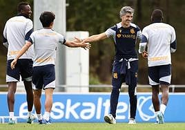 Sadiq, Kubo y Traoré saludan a Imanol, esta mañana en Zubieta.