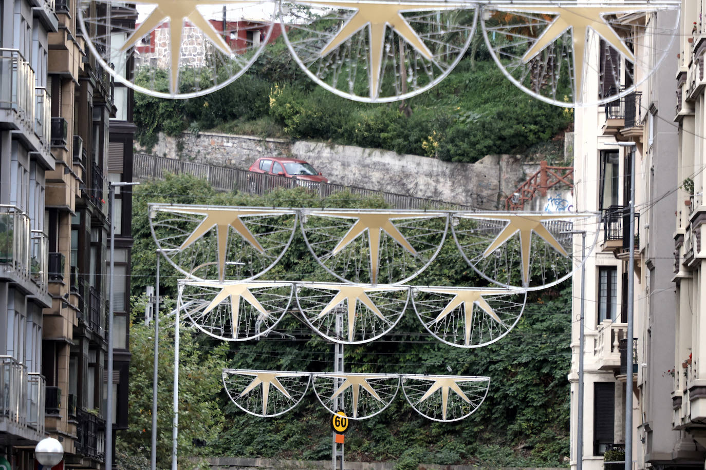 Donostia empieza a decorar de Navidad la ciudad