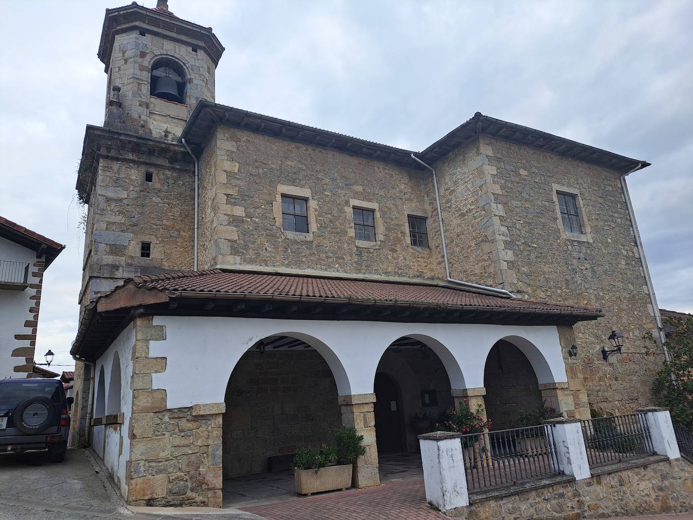 Arraldegaña, una cima oculta por robles centenarios en Navarra