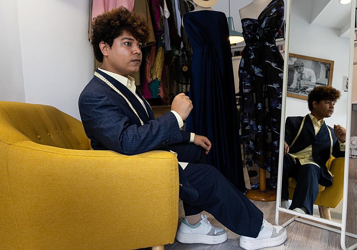 En la foto, a Kevin solo le falta su bolso, donde lleva... ¡alfiletero! ¡hilo! lápiz y pasta de dientes.