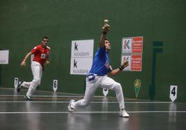 Peio Etxeberria entra de volea ante la carrera de Joseba Ezkurdia anoche en el Deportivo.