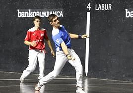 Oier Hormaetxe suelta la derecha ante Jorge Fernández.