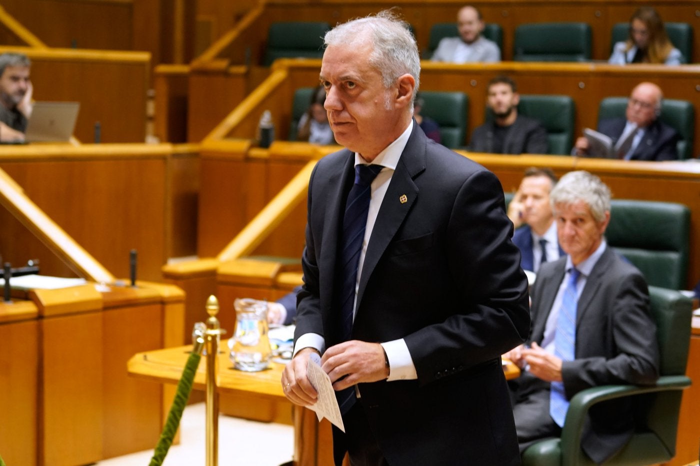El lehendakari Urkullu se dirigía este viernes a la tribuna de oradores para responder a la oposición en el pleno de control.
