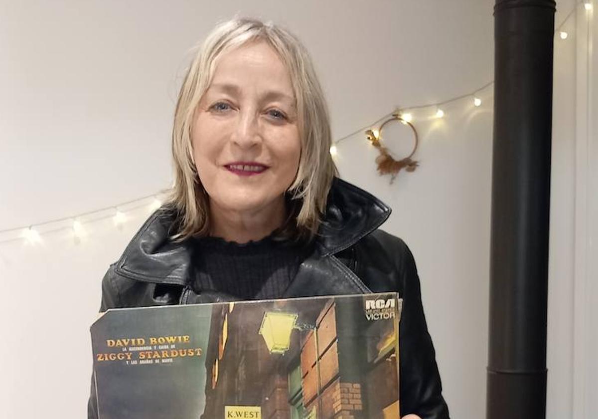 La cantante navarra posa en su casa con el viejo vinilo de Bowie del 72.