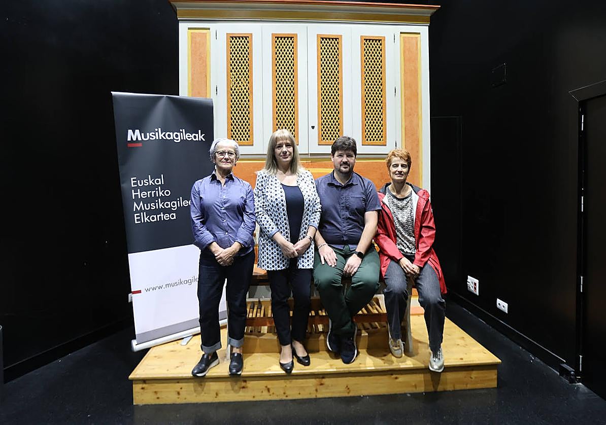 Agurtzane Garay, Miren Iñarga, Jagoba Astiazaran y María José Telleria posan en la sala de órgano de Musikene.