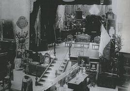 Exposición en el escenario del palacio de Bellas Artes.