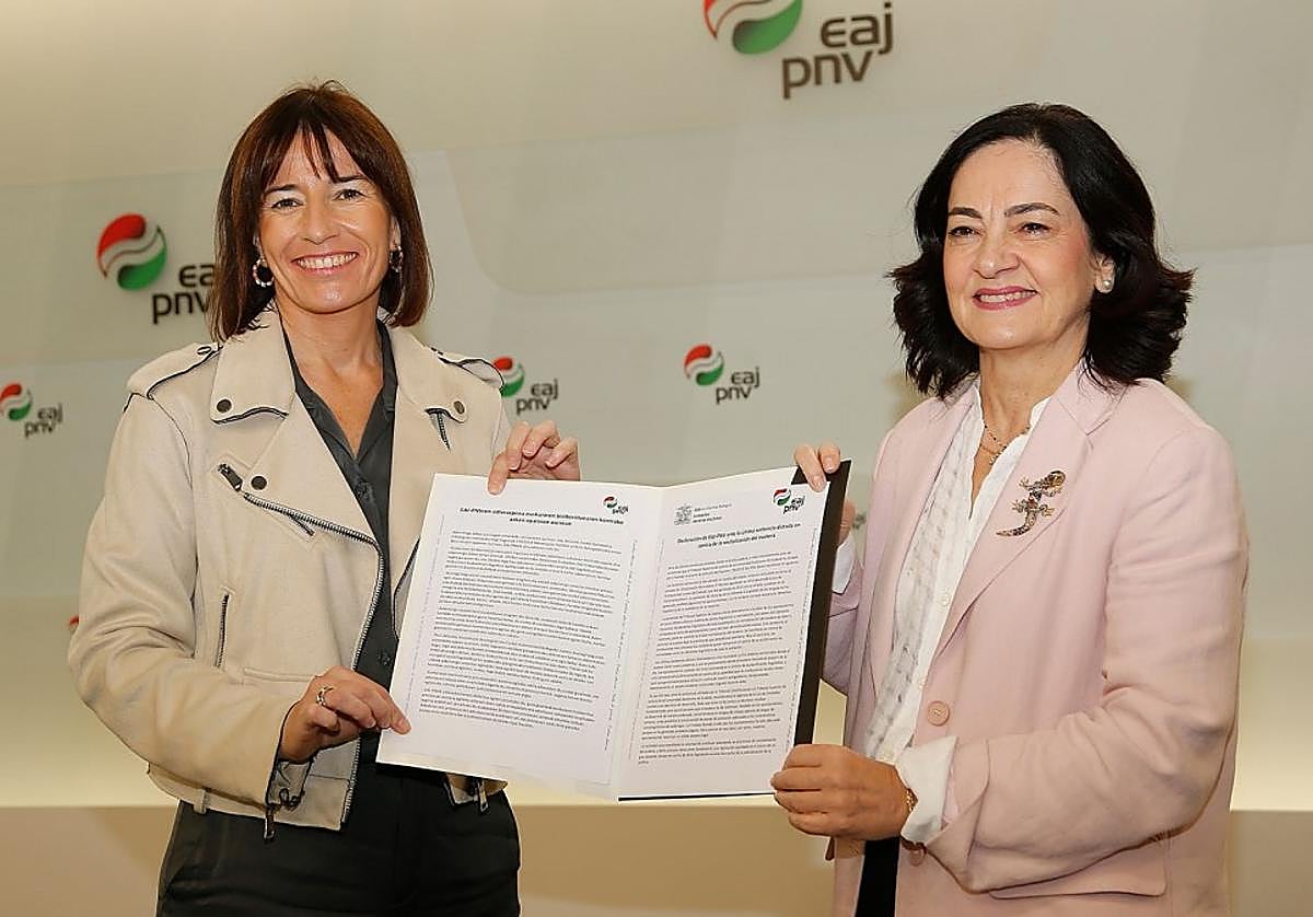 Esther Apraiz, alcaldesa de Derio y presidenta de Eudel, a la izquierda, y Irune Zuluaga, parlamentaria y portavoz jeltzale en la Comisión de Cultura, Euskara y Deporte.