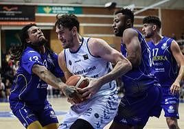 Aurrecoechea pelea el balón con Horton.