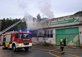 Un incendio daña un pabellón abandonado en Arrasate