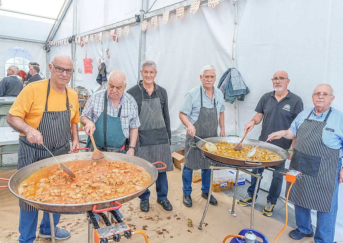 Imagen secundaria 1 - Los vecinos disfrutaron del pasacalles de gigantes y cabezudos de Lozet y repusieron fuerzas con una buena paellada. 