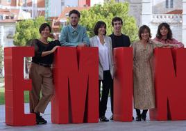 Víctor Iriarte, junto a las actrices Ana Torrent, Lola Dueñas, el actor Manuel Egozkue y las productoras Valérie Delpierre y Andrea Queralt.