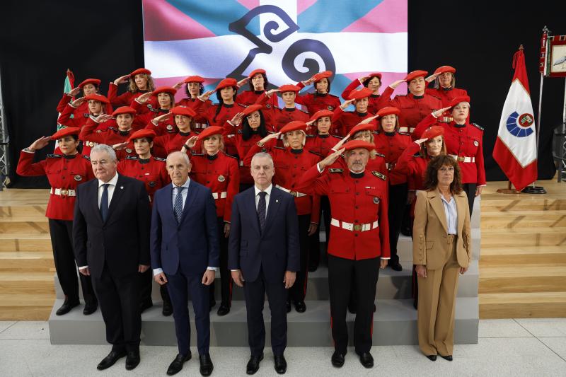 El lehendakari Iñigo Urkullu (c) ha presidido este lunes en Bilbao el acto de celebración del 40 aniversario de la incorporación de las mujeres a la Ertzaintza.