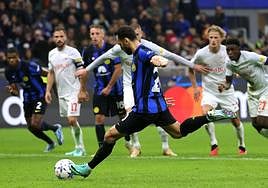 Calhanoglu ejecuta el penalti de la victoria.