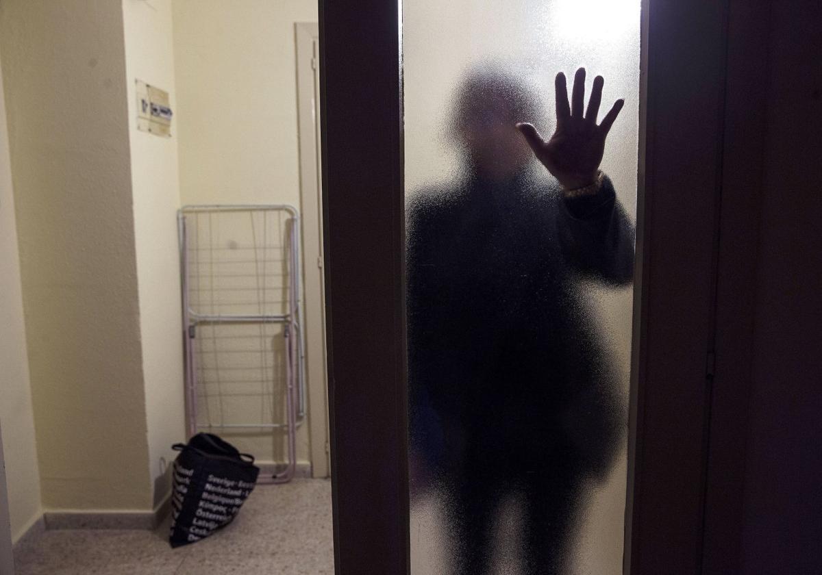 Una víctima de violencia de género, en un piso de acogida público.